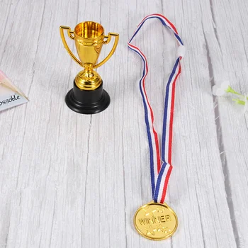 16 Adet kupa madalya çocuk döndürür Kupası futbol Trophys Noel hediyeleri
