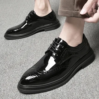 Lüks Marka Kaymaz Beyefendi Oxfords Ayakkabı Yeni Patent Deri erkek Brogue Ayakkabı 2023 Şık Tüm Maç Erkek Kuaför Ayakkabı